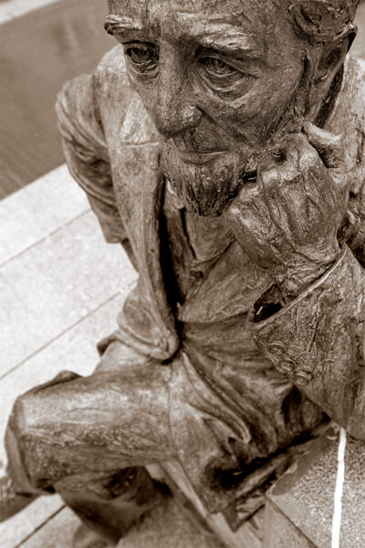 Altzagako Obieta estatuaren xehetasuna